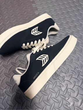 Cariuma Black and White Low-Top Sneakers